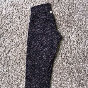 Lulu lemon size 4 aligns